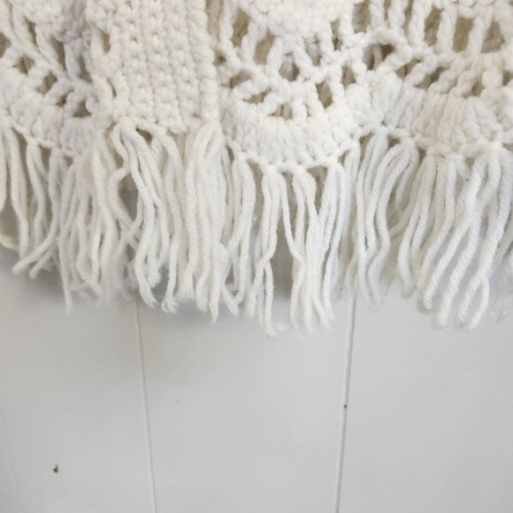 Vintage Crochet Shawl Poncho 70s Witchy Boho bohemian Cottagecore White Fringe - Picture 5 of 8